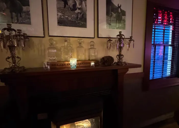Valley Ford Hotel